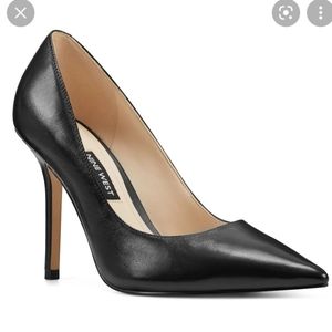 NINE WEST* BLACK POINT TOE HEELS  SIZE 7